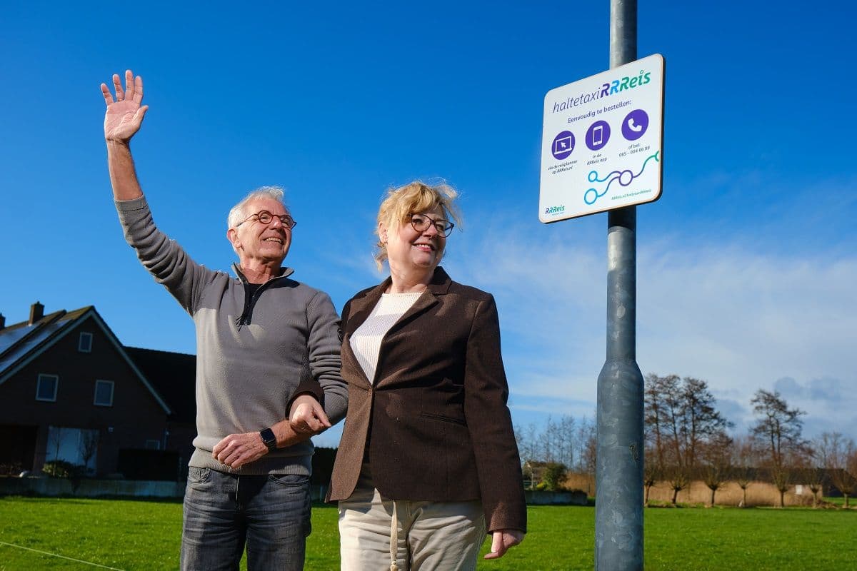 mensen wachten bij haltetaxi