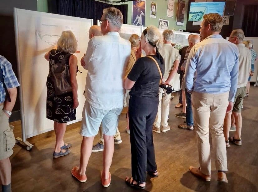 Belangstellenden tijden de inloopavond over de N346 kijkend naar de ontwerpen