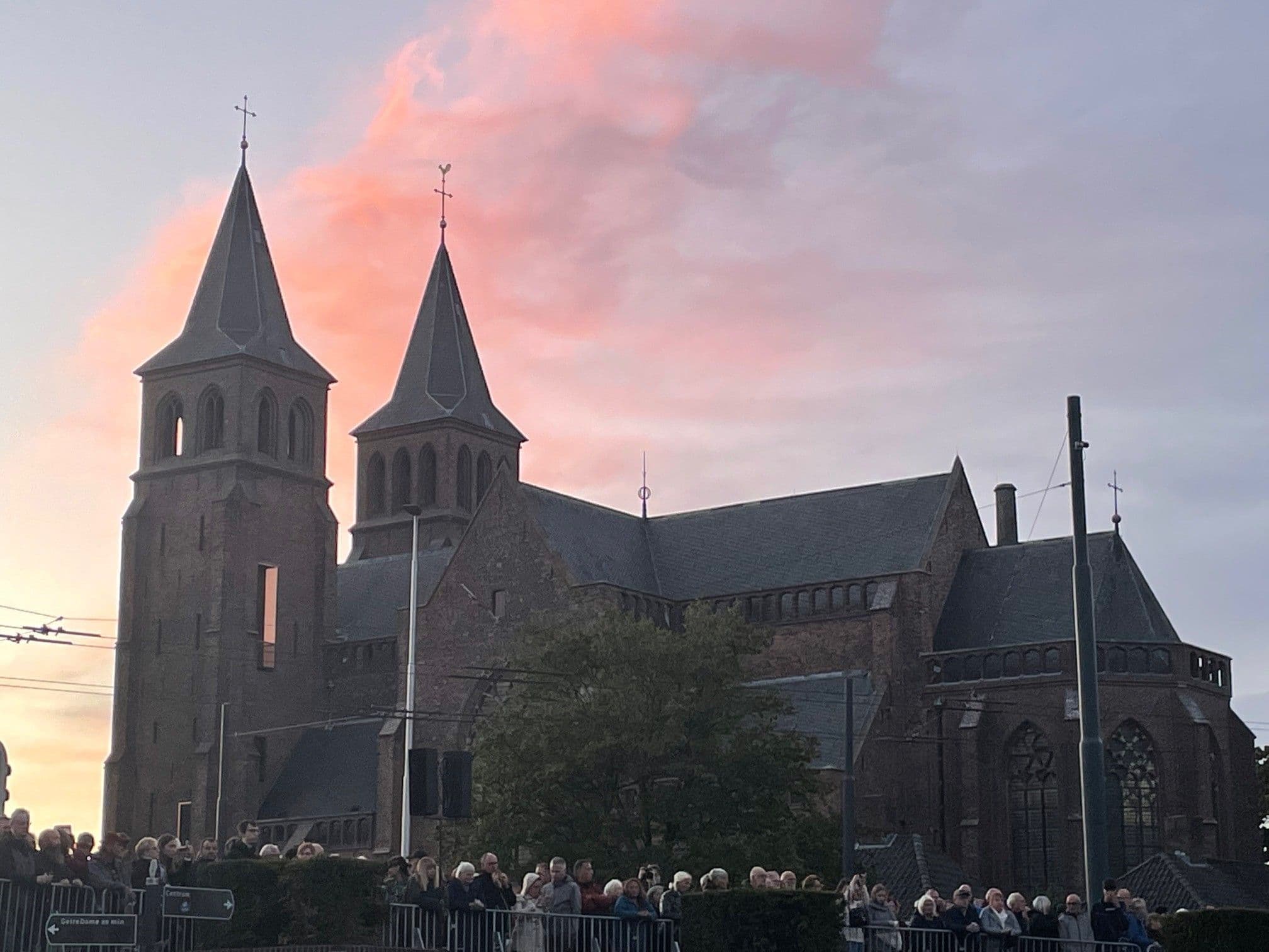 Walbrugiskerk van de zijkant, met ondergaande zon