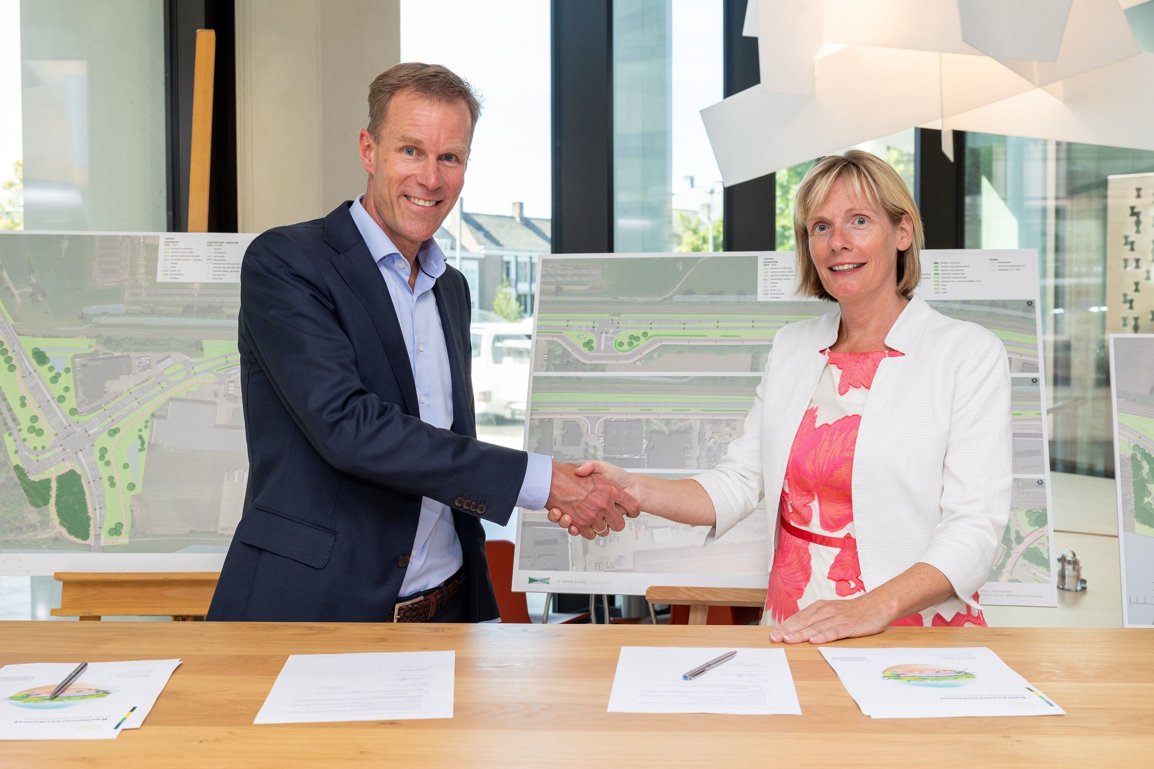 gedeputeerde witjes en directueur BAM handenschuddend