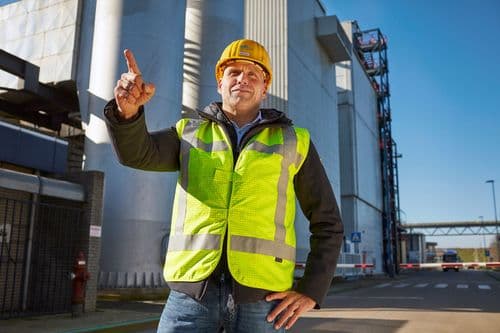 Michel Oldenburg voor een fabriek