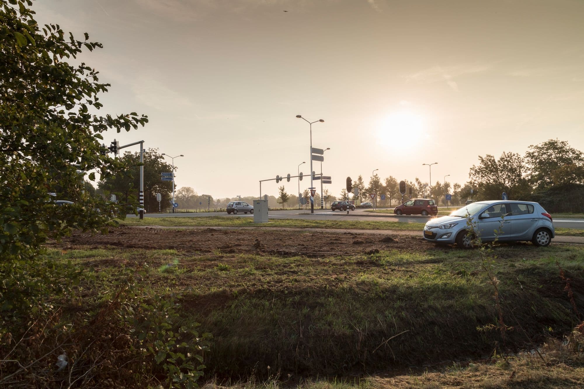 Auto op de weg tijdens zonsondergang